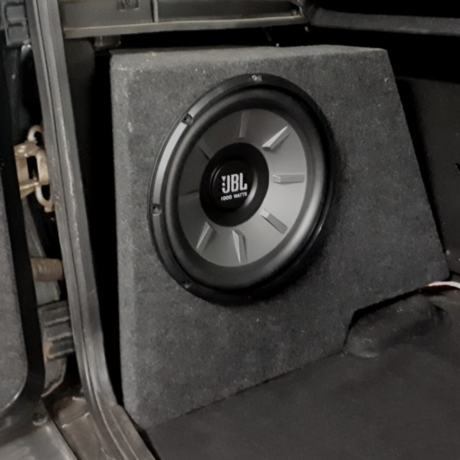 Короб под 10" сабвуфер B@3 2123 Chevrolet Niv@ (в левое крыло, 35 литров) купить недорого с доставкой в Ставрополь